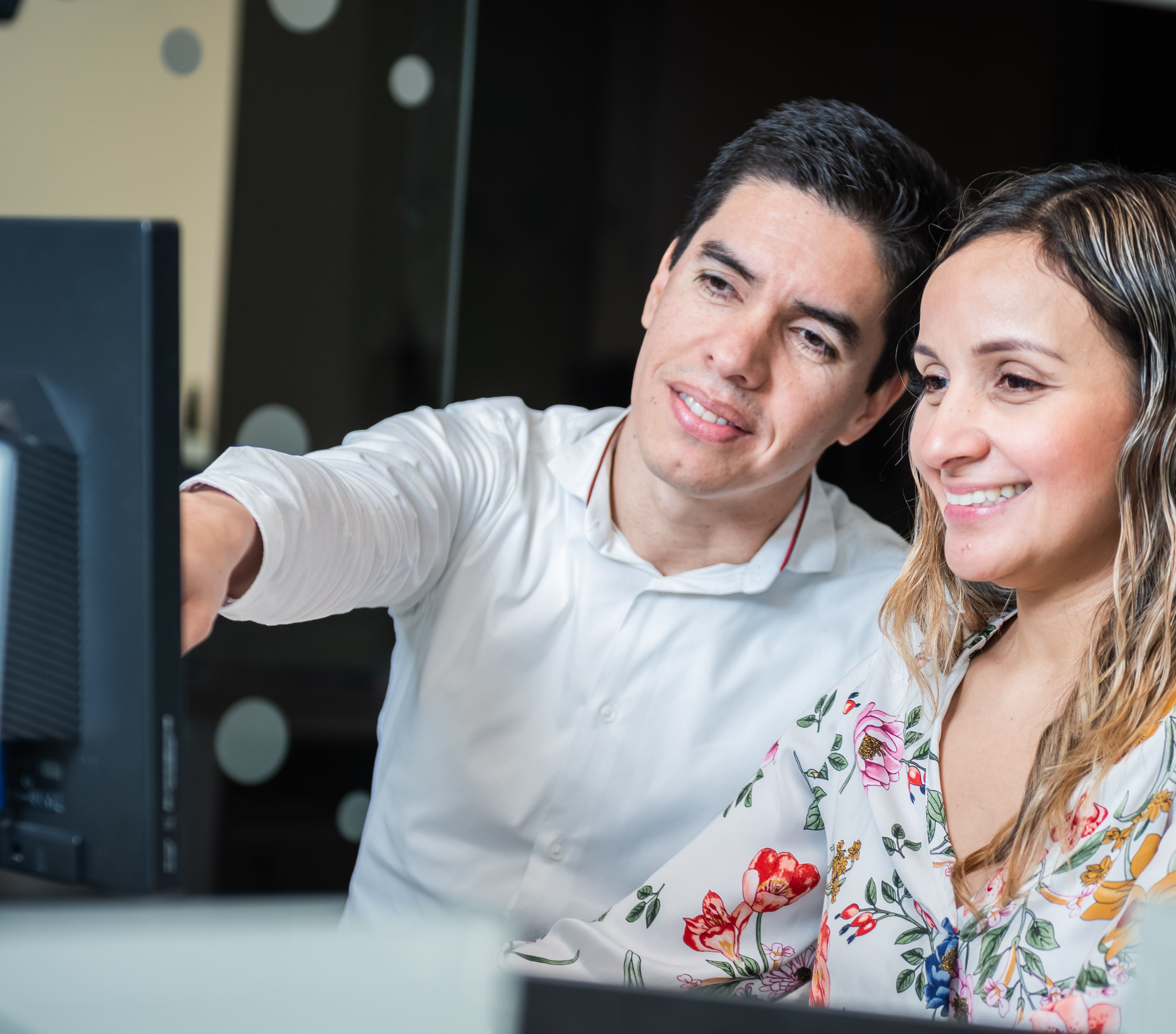 personas mirando un computador